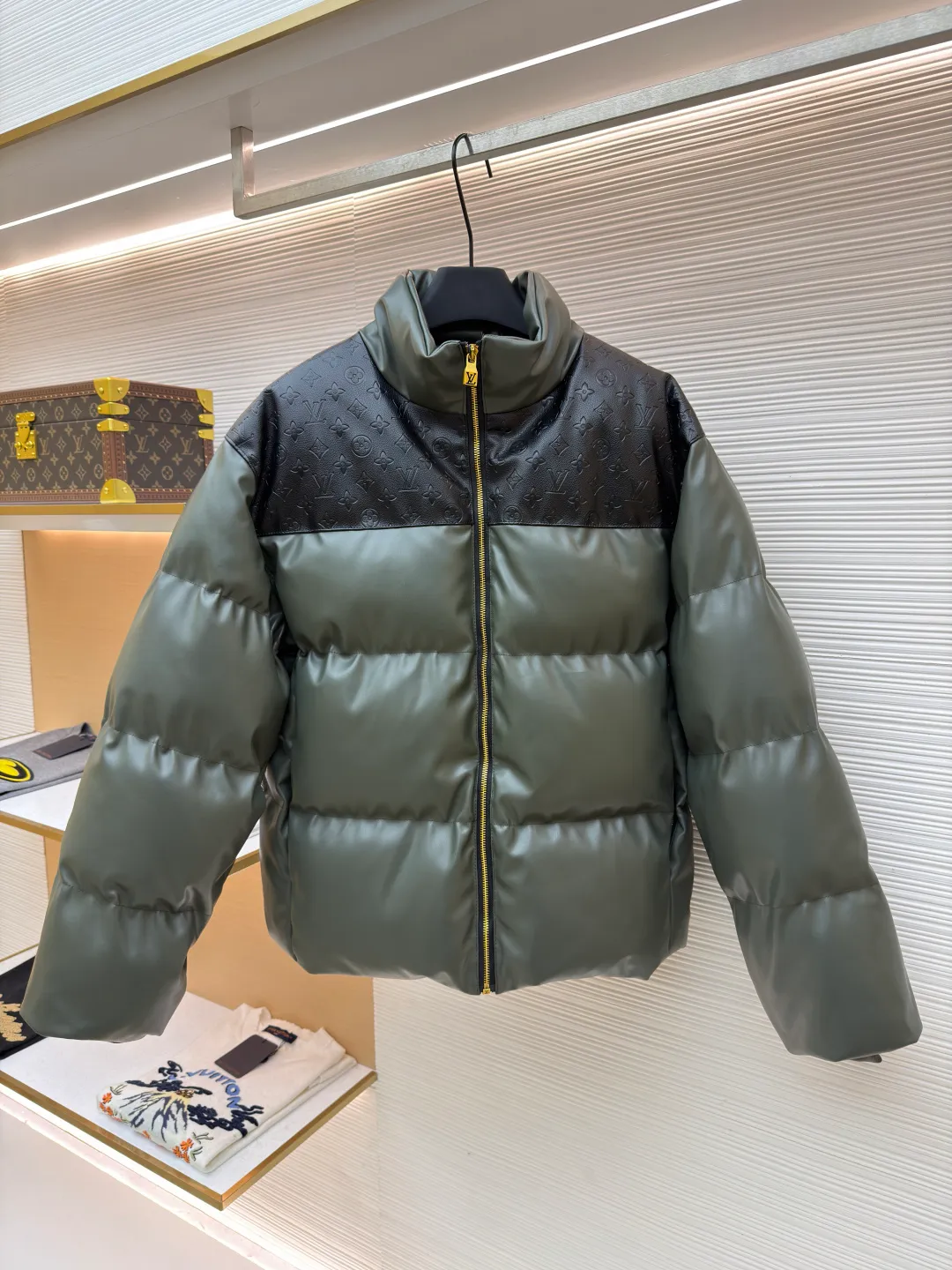 LOUIS VUITTON embossed splicing down jacket ●Original version: purchased and developed at 39599 ●Item number: 1682246-D35 ●Fabric: cotton fabric ●Technology: embossed production ●Version: fitted version ●Weight: about 1455 grams ●Size: 46-48-50-52 ●Description: This Louis Vuitton color-blocked down jacket is made with high-end craftsmanship. The main body of the jacket is made of high-grade artificial leather with a matte texture. It has been treated with water-repellent treatment and softened and polished multiple times. It has a delicate touch and is wrinkle-resistant. The shoulders and collar are spliced with black leather embossed with the classic Monogram pattern. The embossing process is hot-pressed with a precise temperature-controlled mold. The pattern has a uniform depth and a three-dimensional outline, restoring the brand's iconic elements. The filling layer adopts the golden ratio of 90% white goose down and 10% feathers. It is manually filled through the divided down filling process. The amount of down in each grid is precisely controlled to ensure that the warmth and fluffiness are evenly distributed. The metal zipper is made of custom-made brass and has been treated with gold-plated anti-oxidation treatment. The zipper teeth have high tightness and smooth pulling. The neckline is cut with a stand-up collar, which is fixed with three-dimensional stitching technology. The overall stitching adopts double-needle overlocking technology. The stitching is fine and flat, taking into account durability and light luxury texture. The details show the brand's ingenious craftsmanship. The overall wiring is straight and delicate, the fabric is comfortable and soft, and the color is consistent without color difference. It can be matched with the same style to create a fashionable look and control various occasions. Customized accessories, complete with three standards, same style for men and women!
